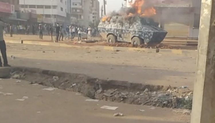 السودان.. الشرطة توضح ملابسات حرق مدرعة بعبوة ملتوف وتفرق تظاهرات بالغاز المسيل للدموع