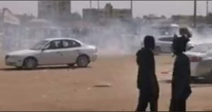 عاجل.. مظاهرات بوسط الخرطوم ومحتجون يحرقون سيارة شرطة