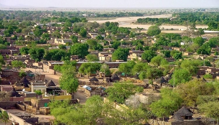 السودان.. والي ولاية يغلق باب مكتبه ويبكي