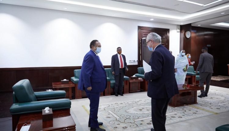 مبعوث فرنسي يبلغ حمدوك رفض باريس أي انقلاب على المدنيين ويعرض تقديم الدعم