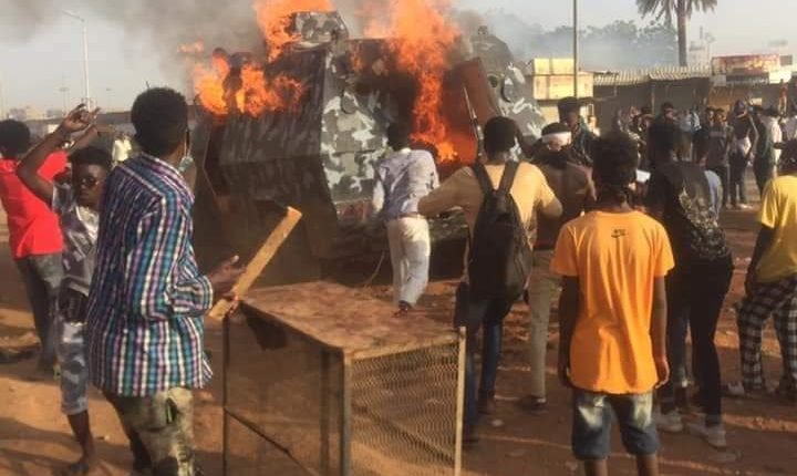 الشرطة تعتقل “طبيب” بتهمة إتلاف مدرعة احترقت في “مظاهرات جاكسون”