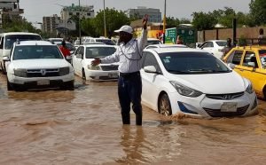بالصورة.. سقوط أشجار وتلف شوارع جراء الأمطار والمرور تصدر تنبيهات مهمة لسائق المركبات بالخرطوم