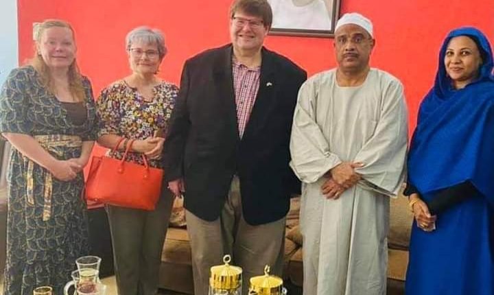 مسؤول أمريكي يزور أسرة الشهيد “محمد هاشم مطر” ويشيد بوالدته