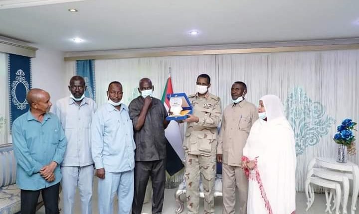 (144) مليون جنيه منحة من “حميدتي” للأساتذة العاملين بكنترول الشهادة السودانية