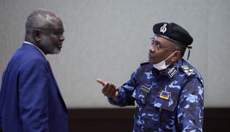 مشادة كلامية بين وزيري الداخلية والمالية.. الشرطة ترد وتوضح حقيقة اتصال هاتفي من البرهان بعدم التعرض للمتظاهرين