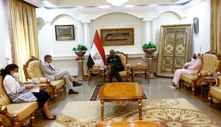 تفاصيل لقاء بين البرهان ورئيس بعثة يونيتامس حول خلافات الشركاء وازمة شرق السودان