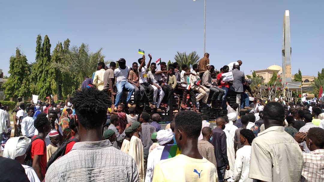 عاجل:مظاهرات حاشدة تصل القصر الرئاسي بالخرطوم وهتافات إرحل يا حمدوك ورئيس الوزراء يحذر :السودان يمر بأسوأ وأخطر أزمة وانقسام في الشارع بين مكونات الحرية والتغيير(صور)