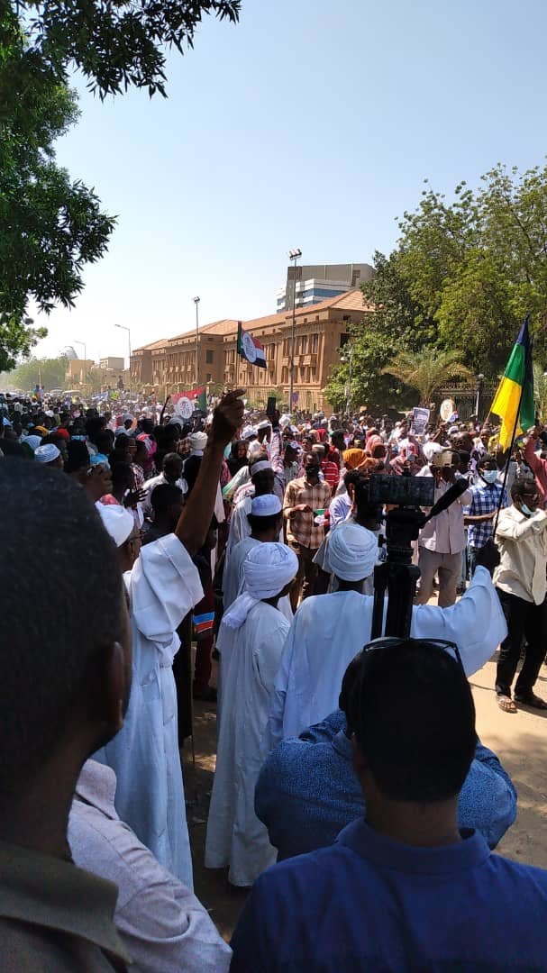 عاجل:مظاهرات حاشدة تصل القصر الرئاسي بالخرطوم وهتافات إرحل يا حمدوك ورئيس الوزراء يحذر :السودان يمر بأسوأ وأخطر أزمة وانقسام في الشارع بين مكونات الحرية والتغيير(صور)