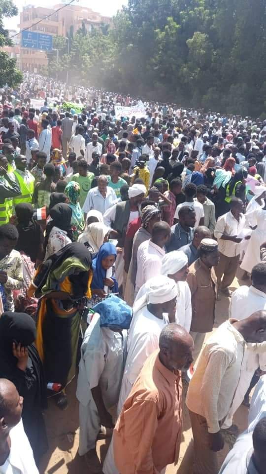 عاجل:مظاهرات حاشدة تصل القصر الرئاسي بالخرطوم وهتافات إرحل يا حمدوك ورئيس الوزراء يحذر :السودان يمر بأسوأ وأخطر أزمة وانقسام في الشارع بين مكونات الحرية والتغيير(صور)
