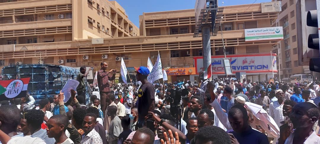 عاجل:مظاهرات حاشدة تصل القصر الرئاسي بالخرطوم وهتافات إرحل يا حمدوك ورئيس الوزراء يحذر :السودان يمر بأسوأ وأخطر أزمة وانقسام في الشارع بين مكونات الحرية والتغيير(صور)