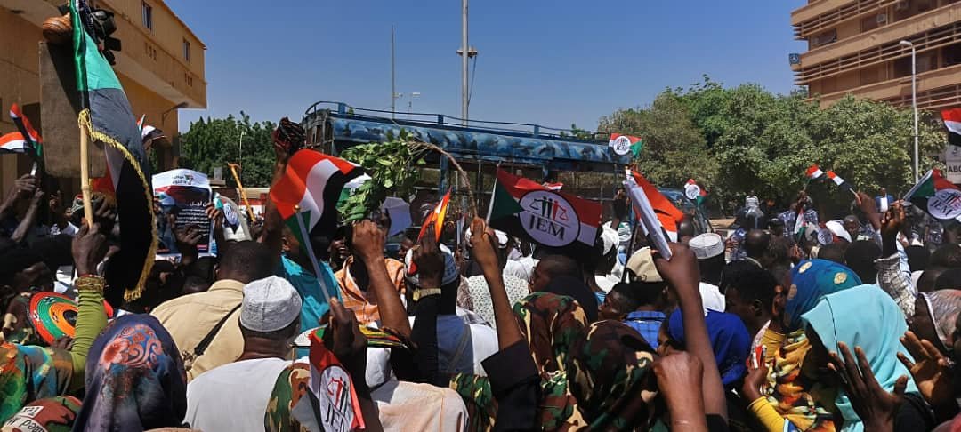 عاجل:مظاهرات حاشدة تصل القصر الرئاسي بالخرطوم وهتافات إرحل يا حمدوك ورئيس الوزراء يحذر :السودان يمر بأسوأ وأخطر أزمة وانقسام في الشارع بين مكونات الحرية والتغيير(صور)