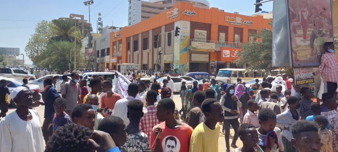 عاجل:مظاهرات حاشدة تصل القصر الرئاسي بالخرطوم وهتافات إرحل يا حمدوك ورئيس الوزراء يحذر :السودان يمر بأسوأ وأخطر أزمة وانقسام في الشارع بين مكونات الحرية والتغيير(صور)