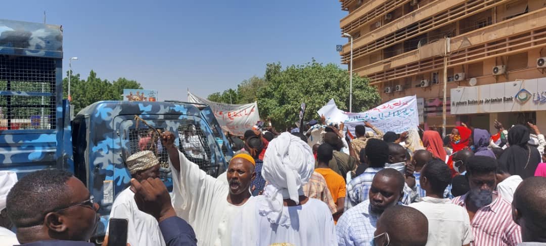 عاجل:مظاهرات حاشدة تصل القصر الرئاسي بالخرطوم وهتافات إرحل يا حمدوك ورئيس الوزراء يحذر :السودان يمر بأسوأ وأخطر أزمة وانقسام في الشارع بين مكونات الحرية والتغيير(صور)