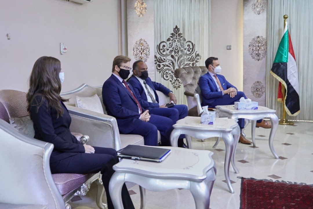 عاجل .. حمدوك لنائب المبعوث الأمريكي للقرن الأفريقي: السودانيون هم الاحرص على المضي بأهداف الثورة لنهاياتها