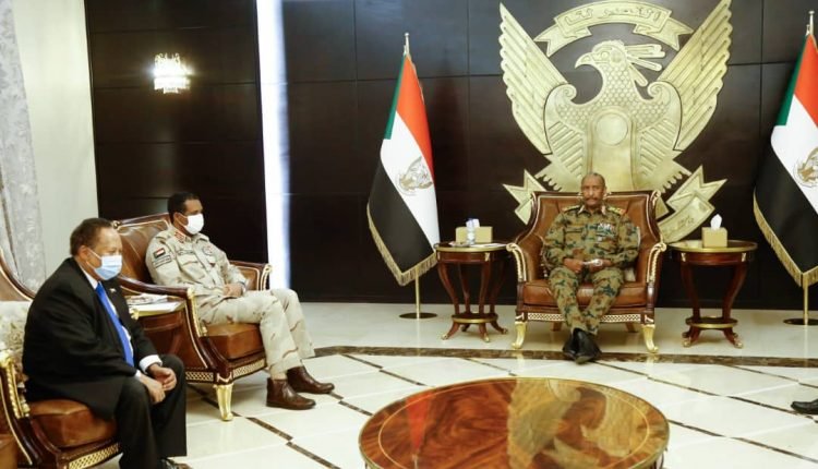 عاجل .. في اجتماع مشترك :حمدوك يتعهد بالعمل مع البرهان لاستكمال المرحلة الانتقالية و رئيس مجلس السيادة ينتقد احتكار أحزاب للسلطة ويشدد على العودة لمنصة التأسيس وتوسيع المشاركة في الحكومة والمبعوث الامريكي يحذر من عدم الانتقال الآمن في غياب هذه المؤسسات