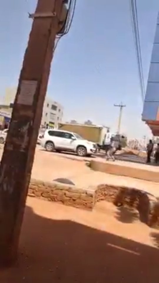 عاجل بالفيديو والصور ..لحظة مداهمة القوات الأمنية لمقر خلية إرهابية بمنطقة جبرة والقبض على عناصرها واصابة ضابط وفرد بالأمن ومطاردة من سيارات قوات أمنية وإطلاق رصاص كثيف وهلع وسط المواطنين