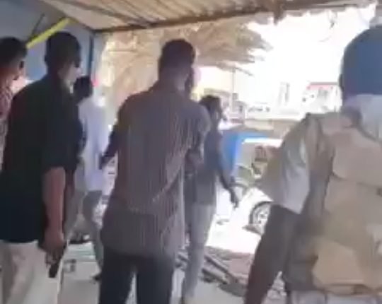 عاجل بالفيديو والصور ..لحظة مداهمة القوات الأمنية لمقر خلية إرهابية بمنطقة جبرة والقبض على عناصرها واصابة ضابط وفرد بالأمن ومطاردة من سيارات قوات أمنية وإطلاق رصاص كثيف وهلع وسط المواطنين
