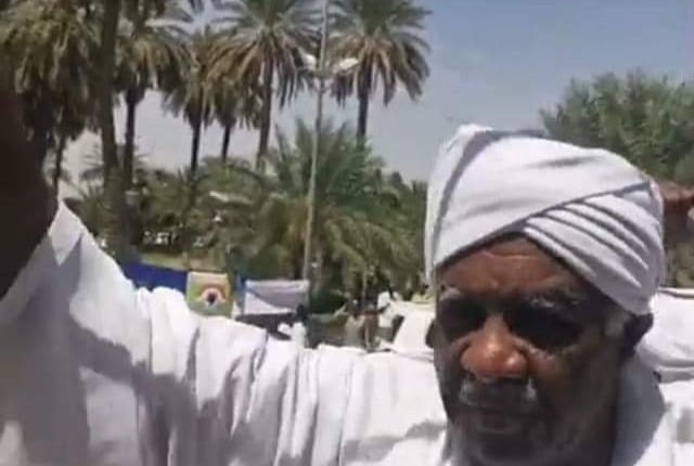 حضور إبراهيم الأمين توقيع ميثاق التوافق الوطني بقاعة الصداقة يهدد بانقسام داخل حزب الامة القومي