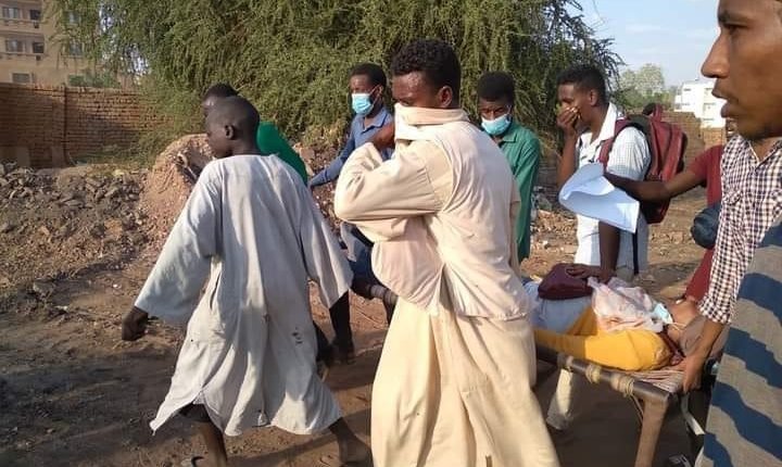 عاجل.. إصابة صحفي في الرأس في موكب أمدرمان ونقله إلى المستشفى