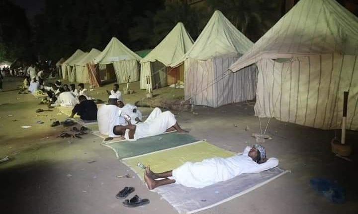 حزب موقع على (الميثاق الوطني) ينسحب من اعتصام القصر ويوضح الأسباب