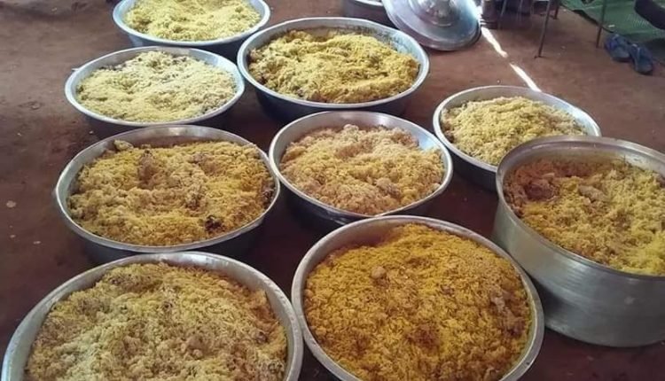 بالصورة.. وجبات دسمة في اعتصام القصر الجمهوري ومواكب ضخمة من الولايات اليوم