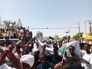 بالصور.. تدفقات كبيرة للمتظاهرين باتجاه مجلس الوزراء السوداني