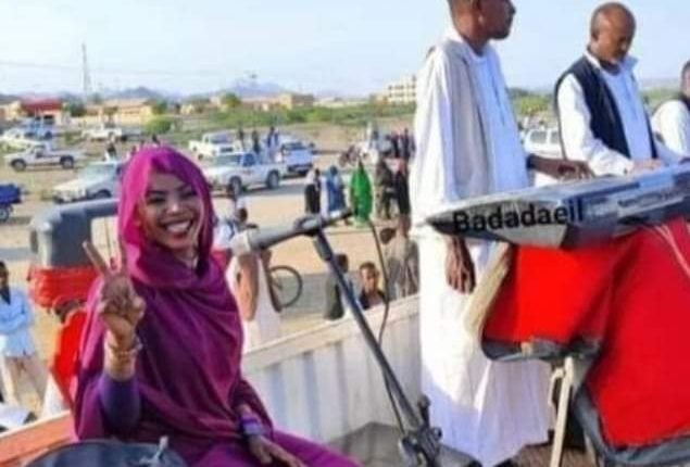 مشاركة فنانة في رفع (التمام) العسكري للناظر ترك بسنكات تثير جدلًا واسعًا