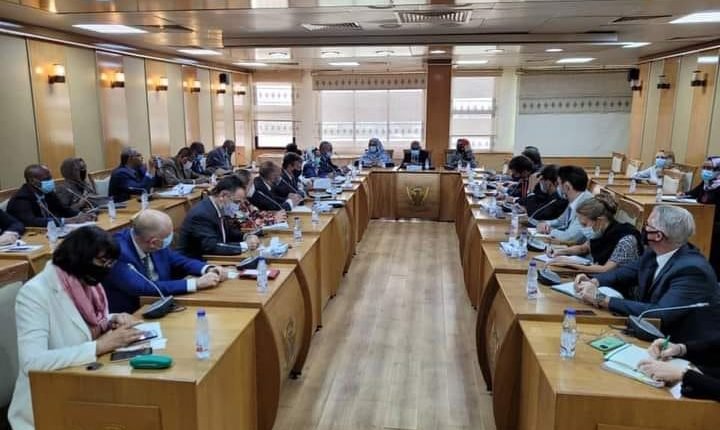 رئيس مجلس الوزراء يجتمع بالسفراء المعتمدين لدى الخرطوم حول تطورات الاحداث بالسودان