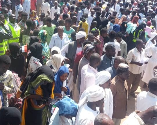 بالصور.. تدفقات كبيرة للمتظاهرين باتجاه مجلس الوزراء السوداني