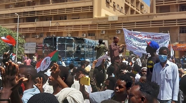 عاجل:مظاهرات حاشدة تصل القصر الرئاسي بالخرطوم وهتافات إرحل يا حمدوك ورئيس الوزراء يحذر :السودان يمر بأسوأ وأخطر أزمة وانقسام في الشارع بين مكونات الحرية والتغيير(صور)