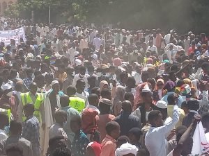 بالصور.. تدفقات كبيرة للمتظاهرين باتجاه مجلس الوزراء السوداني