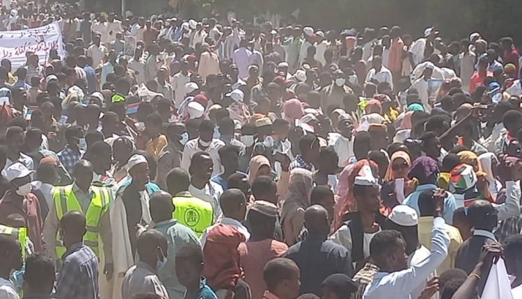 عاجل : رفض واسع ومظاهرات في الشارع ضد الاتفاق السياسي بين البرهان وحمدوك والحرية والتغيير تعتبره “خيانة” وشرعنة للانقلاب (فيديو)