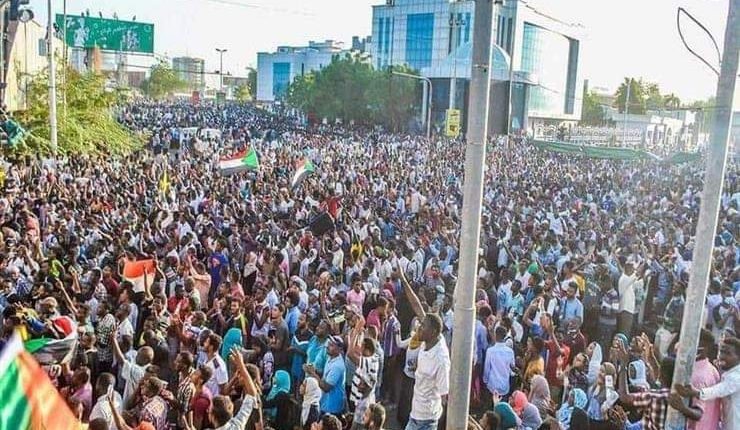 الشرطة تطلق قنابل الغاز المسيل للدموع لتفريق متظاهرين وسط الخرطوم