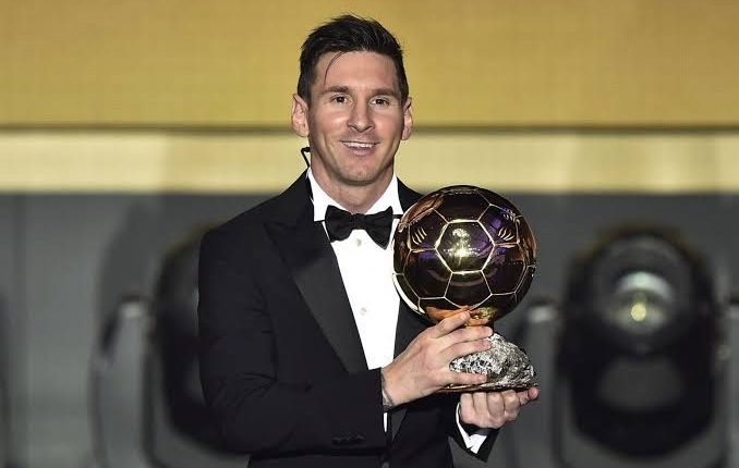 ميسي يتوج بالكرة الذهبية للمرة السابعة في تاريخه
