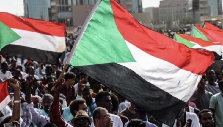 عاجل.. لجنة أطباء السودان: مقتل متظاهر واكثر من 25 اصابة جراء قمع قوات الأمن للمتظاهرين بالرصاص الحي والقوة المفرطة وتخذر من خدعة وجريمة اختطاف تعرض لها الثوار
