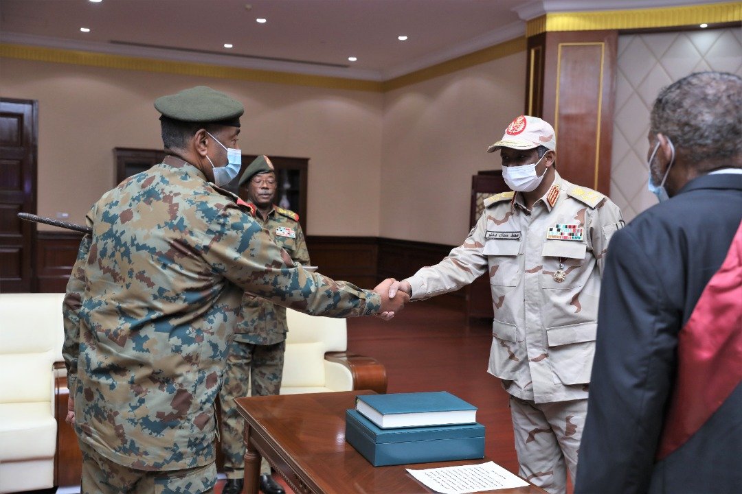 حميدتي يؤدي اليمين الدستورية نائبا للبرهان في مجلس السيادة الانتقالي