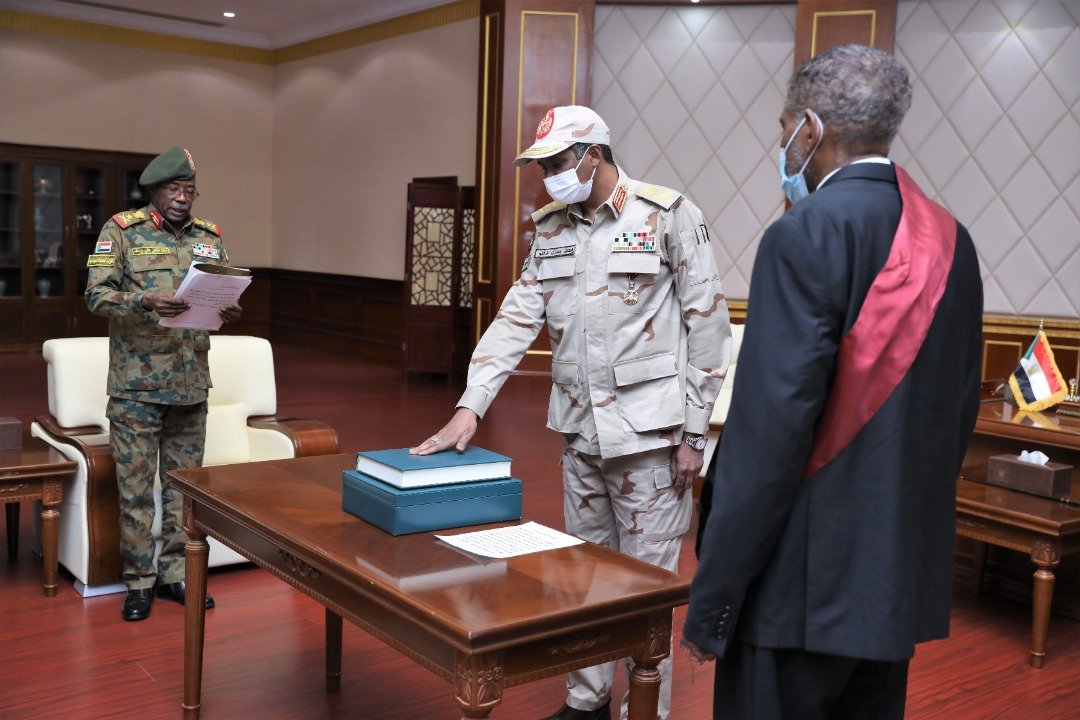 حميدتي يؤدي اليمين الدستورية نائبا للبرهان في مجلس السيادة الانتقالي حميدتي يؤدي اليمين الدستورية نائبا للبرهان في مجلس السيادة الانتقالي