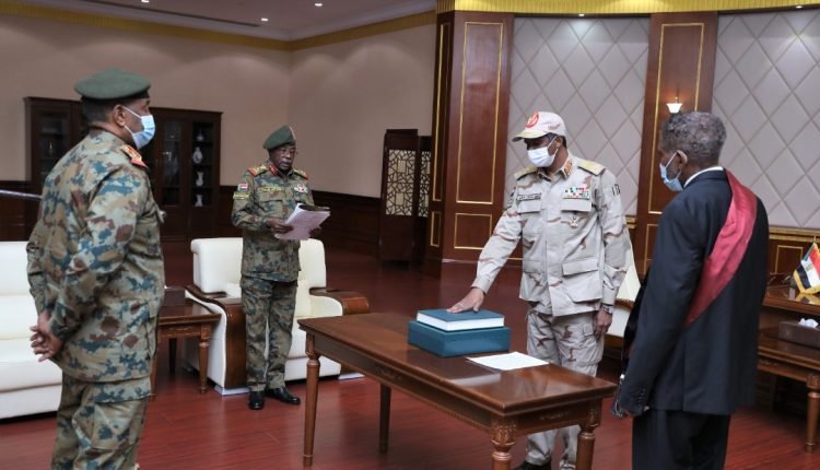 حميدتي يؤدي اليمين الدستورية نائبا للبرهان في مجلس السيادة الانتقالي