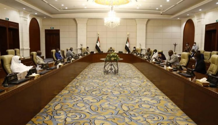بالصورة.. مجلس السيادة السوداني الجديد يعقد اجتماعه بكامل عضويته بحضور عقار والهادي إدريس والطاهر حجر
