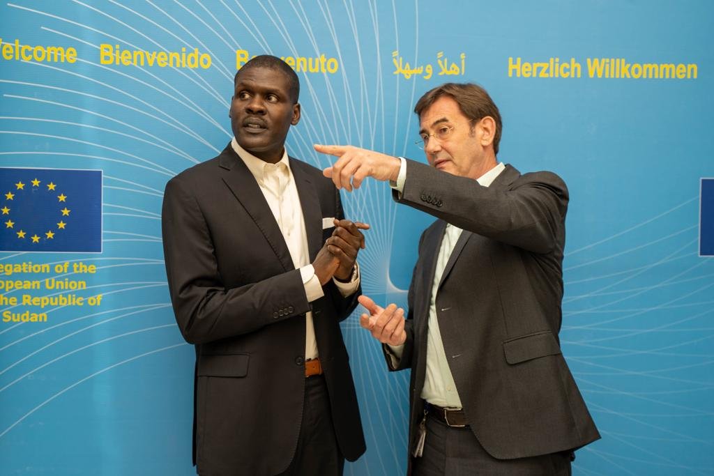 عاجل .. اتفاق مع العسكريين على عودة حمدوك رئيسا للوزراء والاتحاد الأوروبي يكشف تفاصيل جديدة عاجل .. اتفاق مع العسكريين على عودة حمدوك رئيسا للوزراء والاتحاد الأوروبي يكشف تفاصيل جديدة