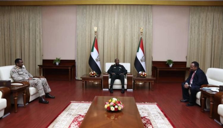 عاجل .. اول صور للقاء البرهان وحمدوك و حميدتي بالقصر الجمهوري