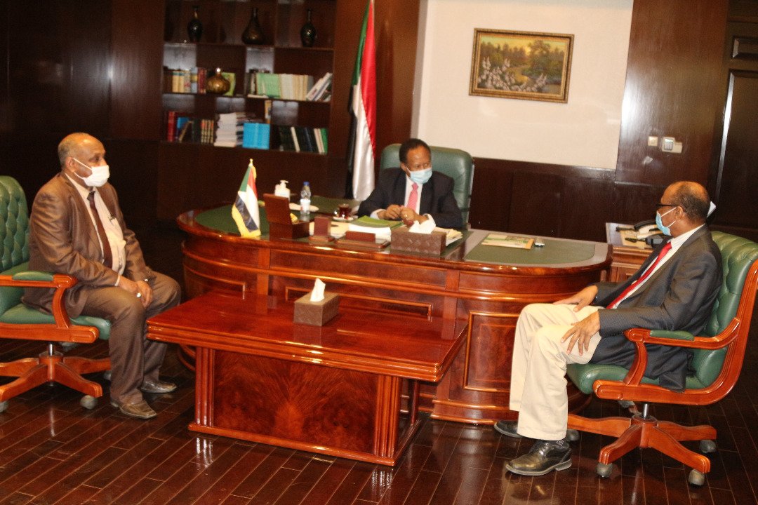 حمدوك يباشر مهامه في مجلس الوزراء بعد عودته باتفاق مع البرهان (صور)