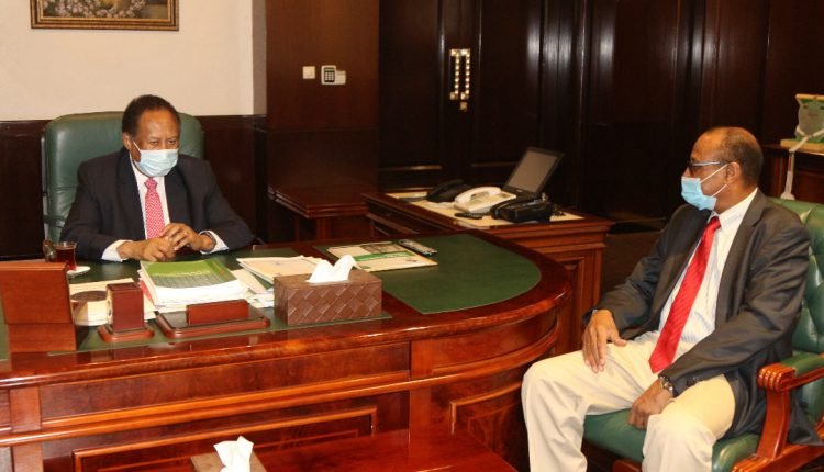 حمدوك يباشر مهامه في مجلس الوزراء بعد عودته باتفاق مع البرهان (صور)