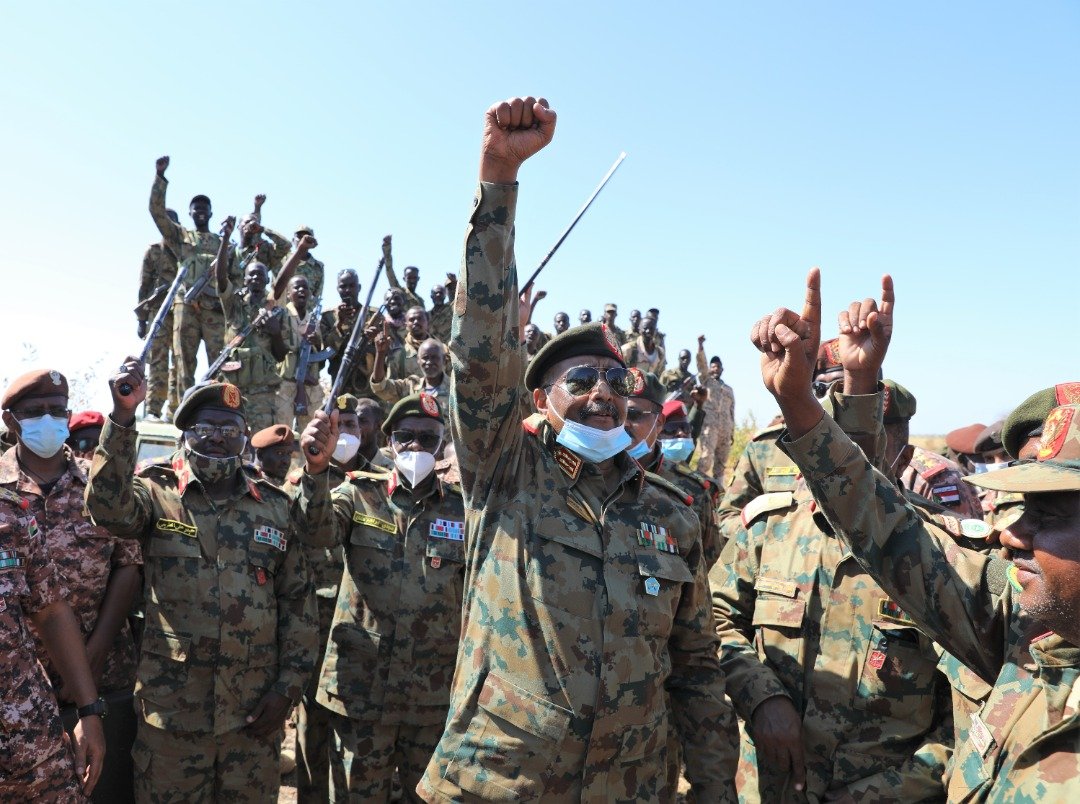 البرهان يرسل رسائل وتعهدات من الفشقة .. التفاصيل الكاملة لزيارة قائد الجيش السوداني للحدود مع اثيوبيا بالصور