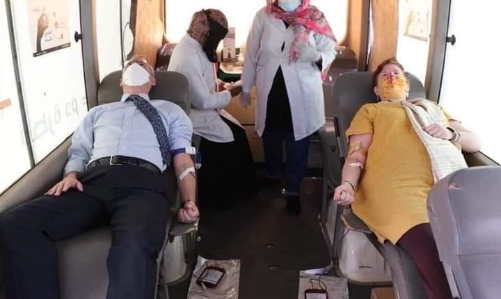 القائم بأعمال السفارة الامريكية يتبرع بالدم في السودان