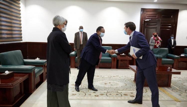 مبعوث الاتحاد الأوروبي يعبر عن الارتياح لعودة حمدوك إلى قيادة الحكومة ويبحث استئناف الدعم الدولي للسودان