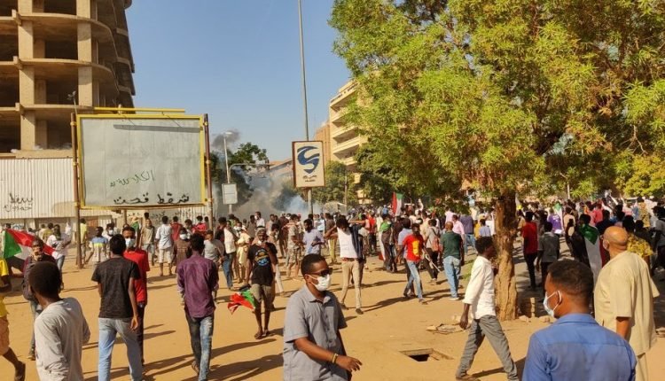 عاجل : قوات الامن السوداني والشرطة تطلق الغاز المسيل للدموع على حشود المتظاهرين المتجهة الى القصر الجمهوري(فيديو)