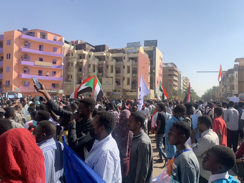 عاجل : قوات الامن السوداني والشرطة تطلق الغاز المسيل للدموع على حشود المتظاهرين المتجهة الى القصر الجمهوري(فيديو) عاجل : قوات الامن السوداني والشرطة تطلق الغاز المسيل للدموع على حشود المتظاهرين المتجهة الى القصر الجمهوري(فيديو)