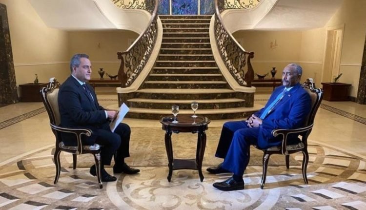 البرهان يكشف موعد رفع حالة الطوارئ في السودان وأسباب تغيير قيادة الأجهزة الأمنية ويحذر من قوى سياسية حالية تلعب نفس دور نظام البشير