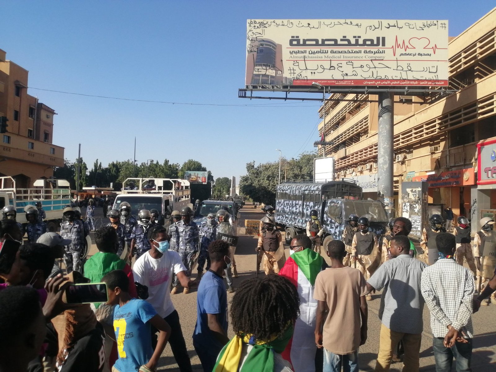 الشرطة تواجه متظاهرين اقتربوا من القصر الجمهوري بقنابل الغاز المسيل للدموع الاف المتظاهرين يحتشدون في المؤسسة بحري ومحتجون من ام درمان يعبرون جسر شمبات واعتصام بشارع الستين (بالصور)